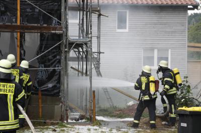 Bieselsberg: Schreinerei Gebaeude steht in Vollbrand